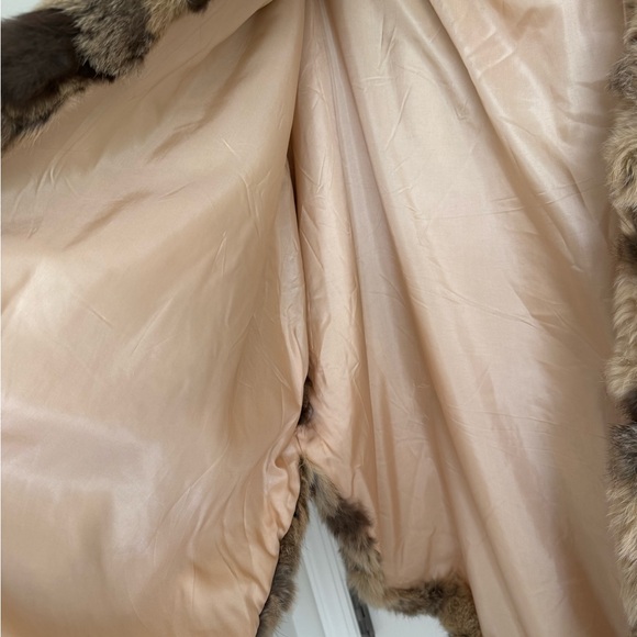 Luxurious Fur Cape in Brown Tones - Picture 8 of 14